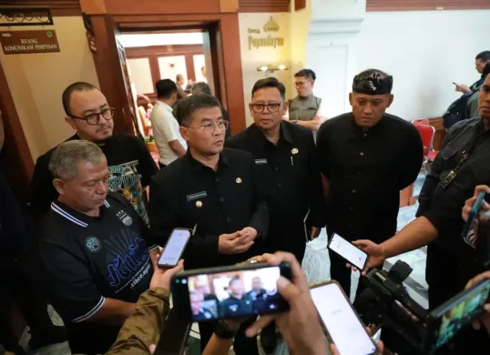 Wagub Jabar, Erwan Setiawan memaparkan perubahan titik akhir konvoi Persib Juara, Kamis 9 Mei 2025. (Foto: Dok. Humas Pemprov Jabar)