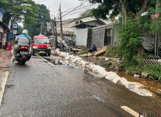 Lokasi tanggul jebol saat hujan deras di kawasan Kelurahan Kalibata, Kecamatan Pancoran, Jakarta Selatan, Kamis, 8 Mei 2025. (Sumber: Poskota/Pandi Ramedhan)