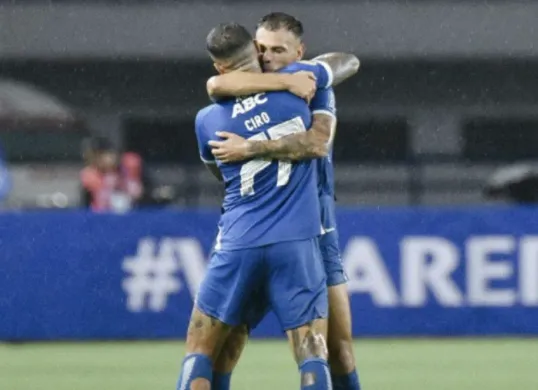 Aksi selebrasi Tyronne del Pino dan Ciro Alves saat mencetak gol untuk Persib di laga kontra Borneo FC pekan ke-11 Liga 1 2024. (Sumber: Dok/Persib)