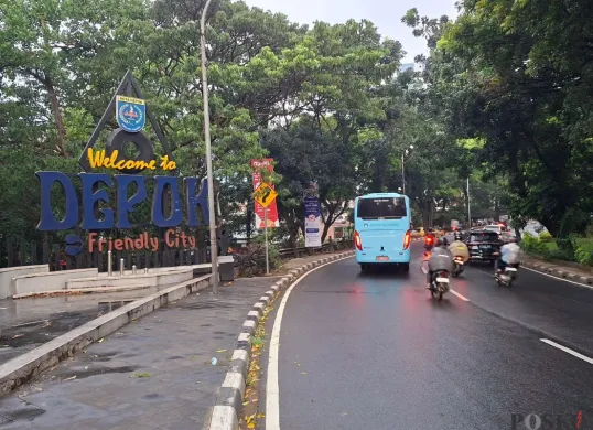 Lokasi penemuan pria yang tewas gantung diri di monumen Kota Depok, Kamis, 8 Mei 2025. (Sumber: Poskota/Angga Pahlevi)