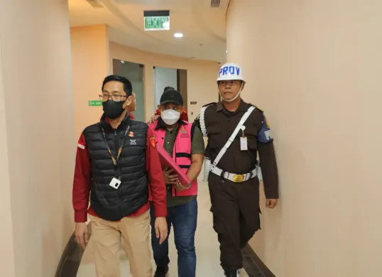 Tersangka kasus perintangan penanganan perkara berinisial MAM digiring menuju mobil tahanan di Gedung Kejaksaan Agung, Jakarta, Rabu, 7 Mei 2025 dini hari WIB. (Sumber: Dok. Kejagung)