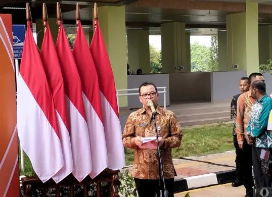 Kepala Dinas Perumahan Rakyat dan Kawasan Permukiman (DPRKP) DKI Jakarta Kelik Indriyanto saat menyampaikan pernyataan ke awak media, di Rusun Jagakarsa, Jakarta Selatan, Kamis 8 Mei 2025. (Sumber: Poskota/M. Tegar Jihad)
