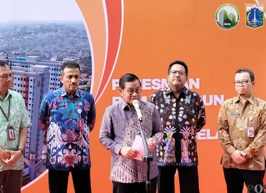 Gubernur Jakarta Pramono Anung saat memberikan pernyataan kepada awak media di Rusun Jagakarsa, Jakarta Selatan, Kamis 8 Mei 2025. (Sumber: Poskota/M. Tegar Jihad)