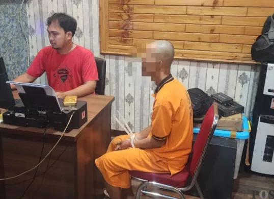 Salah satu tersangka pengedar narkoba menjalani pemeriksaan oleh penyidik Satresnarkoba Polres Serang. (Sumber: Poskota/Rahmat Haryono)
