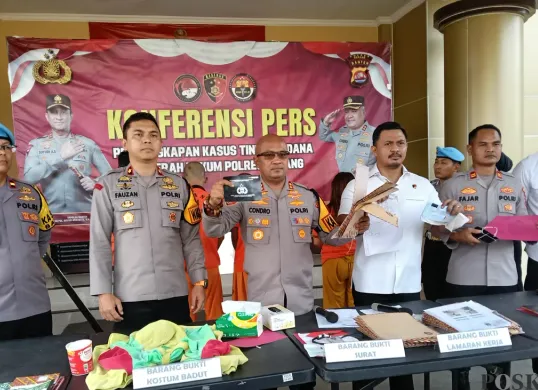 Kapolres Serang AKBP Condro Sasongko menjelaskan menunjukkan barang bukti berkas lamaran pencari kerja yang menjadi korban calo. (Sumber: Poskota/Rahmat Haryono)