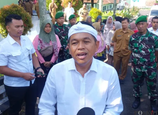 Gubernur Jawa Barat, Dedi Mulyadi, berikan pernyataan terkait larangan siswa bawa HP ke sekolah, di Rindam III/Siliwangi, Dodik Bela Negara, Lembang Kabupaten Bandung Barat. (Sumber: Poskota/Gatot Poedji Utomo)