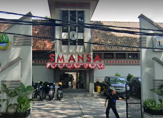 Kontroversi sengketa lahan SMAN 1 Bandung, PTUN memenangkan PLK, tapi pemerintah dan alumni menolak. Simak kronologi lengkap. (Sumber: Google Street View, 2025)
