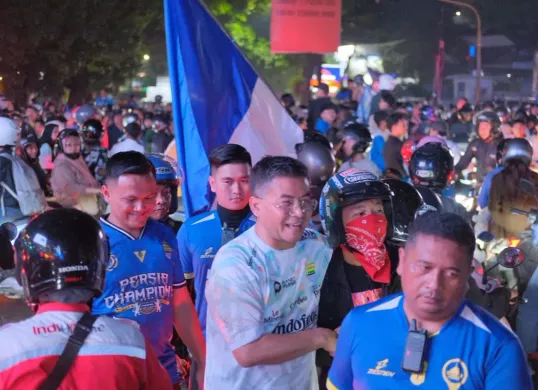 Wagub Jawa Barat, Erwan Setiawan turut meramaikan konvoi perayaan Persib juara bersama para bobotoh. (Foto: Dok. Humas Pemprov Jabar)