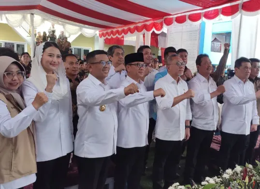 Para menteri mendorong percepatan pembentukan Kopdes Merah Putih di Desa Kertasana, Kecamatan Pagelaran, Kabupaten Pandeglang, Kamis, 8 Mei 2025. (Sumber: Poskota/Samsul Fatoni)
