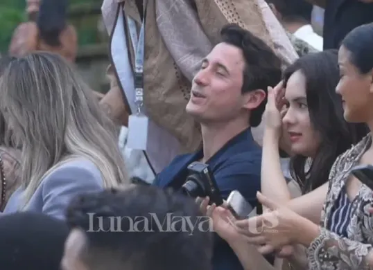 Nino Fernandez dan Steffi Zamora saat berada di akad nikah Luna Maya. (Sumber: YouTube/Luna Maya)