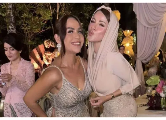 Olla Ramlan menjadi salah satu artis yang mencuri perhatian publik di pernikahan Luna Maya dan Maxim Bouttier. (Sumber: X/@tanyakanrl)