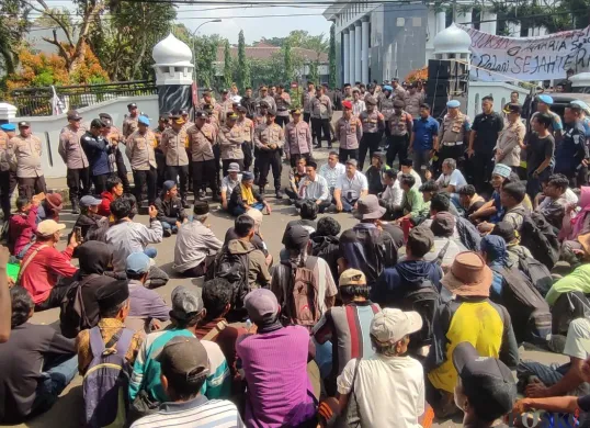 Ratusan massa berunjuk rasa di depan Kantor DPRD Kabupaten Pandeglang, Kamis, 8 Mei 2025. (Sumber: Poskota/Samsul Fatoni)