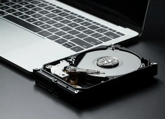 Pilih penyimpanan yang lebih baik, antara SDD dan HDD. Dan bagaimana cara upgradenya. (Sumber: freepik.com)