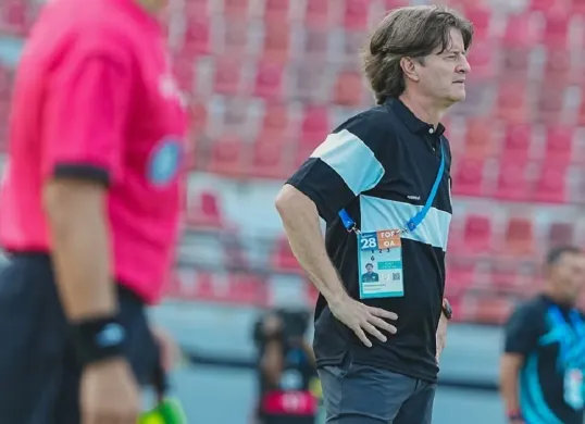 PSS Sleman dipastikan tampil tanpa sang pelatih, Pieter Huistra, saat bertandang ke markas PSIS Semarang pada laga pekan 32 Liga 1 2024-2025. (Foto: Instagram/@pssleman)