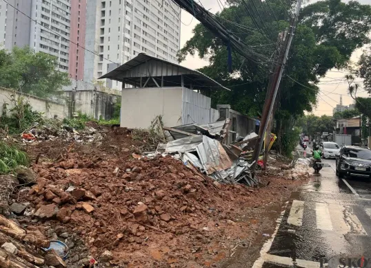 Lokasi tanggul atau tembok pembatas yang jebol saat hujan deras di kawasan Kalibata, Pancoran, Jakarta Selatan, Kamis, 8 Mei 2025. (Sumber: Poskota/Pandi Ramedhan)