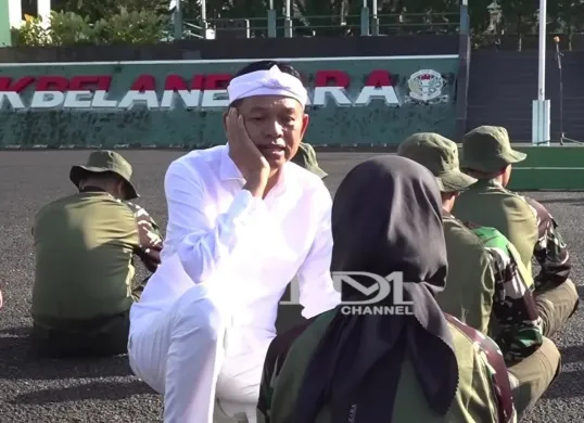 Dedi Mulyadi berbincang dengan siswi yang ikuti program pendidikan di barak militer, ternyata ini alasannya. (Sumber: YouTube/Dedi Mulyadi Channel)