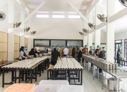 Pemkot Bogor bersama Dinkes tengah mengambil sampel makanan di Dapur Bosowa Bina Insani. (Sumber: Dok. Pemkot Bogor)