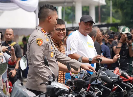 Bupati Bogor, Rudy Susmanto mengenakan kaos putih dan bertopi setelah menggelar konferensi pers kasus premanisme di Mapolres Bogor, Jumat, 9 Mei 2025. (Sumber: Dok. Pemkab Bogor)