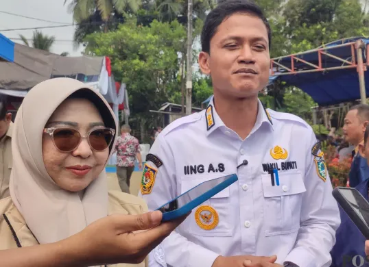 Bupati Pandeglang, R Dewi Setiani dan Wakil Bupati Pandeglang, Iing Andri Supriadi. (Sumber: Poskota/Samsul Fatoni)