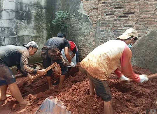 Proses penguburan kembali jasad Soleh Darmawan, 24 tahun, setelah dilakukan ekshumasi oleh Polda Metro Jaya dan Tim Forensik RS Polri Kramat Jati dan RS Bhayangkara Polri. (Sumber: Poskota/Nurpini Aulia Rapika)