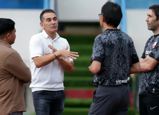 Pelatih Timnas Indonesia U-23, Gerald Vanenburg hadiri sesi latihan Persis Solo untuk memantau pemain. (Foto: ligaindonesiabaru.com)