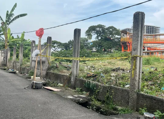 Lokasi diduga pembunuhan di Jalan Barokah, Kalideres, Jakarta Barat, Jumat, 9 Mei 2025. (Sumber: Poskota/Pandi Ramedhan)