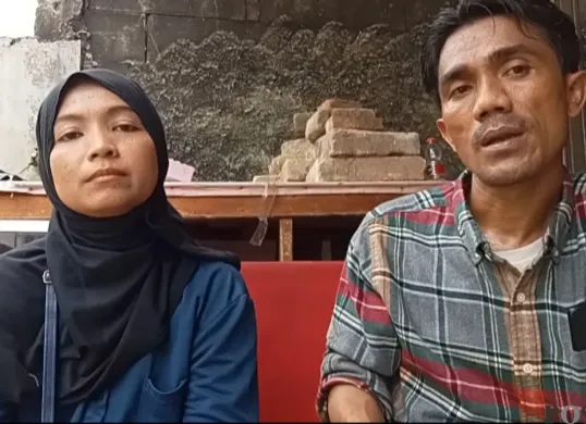 Keluarga almarhum Soleh Darmawan--diduga korban TPPO di Kamboja, Syahrudin (kanan) dan Tina (kiri) merasa cukup lega setelah proses ekshumasi. (Sumber: Poskota/Nurpini Aulia)