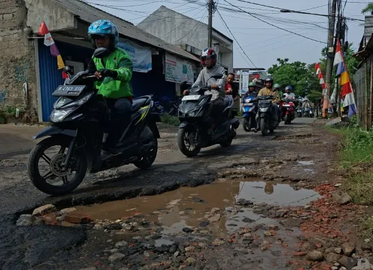 Bertahun-tahun Jalan Masjid Al - Muhajirin, Kp Bulak Utara, Kelurahan Cinangka, Kecamatan Sawangan, Kota Depok, ini mengalami kerusakan cukup parah dan banyak meminta korban. (Sumber: Poskota/Angga Pahlevi)