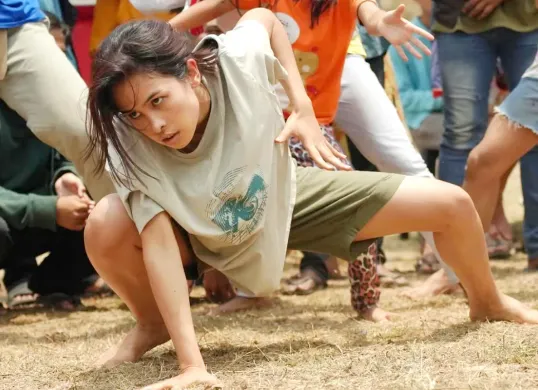 First look Maudy Ayunda dalam film Para Perasuk yang tampil kerasukan. (Sumber: X/@WatchmenID)