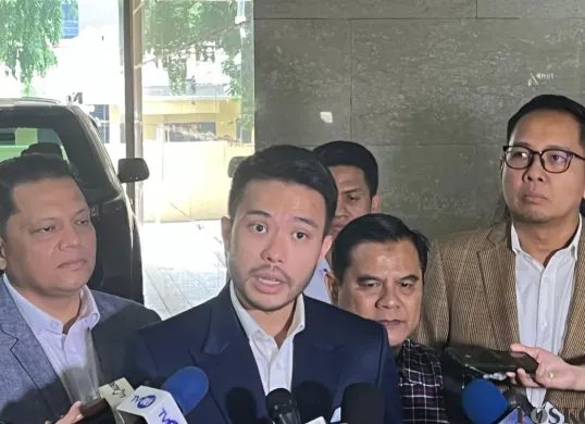 Yakup Hasibuan, kuasa hukum mantan Presiden Republik Indonesia Joko Widodo (Jokowi), di Bareskrim Polri, Jakarta Selatan, Jumat, 9 Mei 2025. (Sumber: Poskota/Ali Mansur)