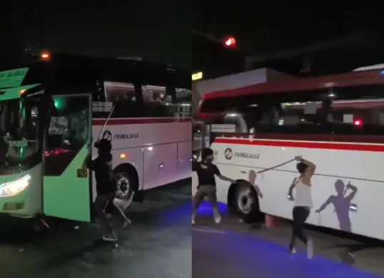 Momen sejumlah pengamen di kawasan Bitung, Tangerang merusak bus diduga karena tidak diizinkan masuk. (Sumber: Tangkap Layar Instagram/@medsoszone)