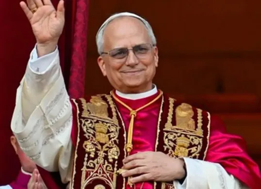 Paus Leo XIV menyampaikan berkat perdana sebagai Paus dari balkon Basilika Santo Petrus. (Sumber: Instagram)
