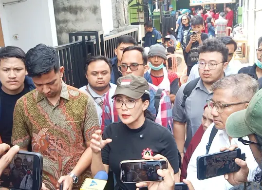 Rieke Diah Pitaloka, anggota Komisi VI DPR RI, menyambangi Kediaman Soleh Darmawan di Jakasampurna, Bekasi Barat. (Sumber: Poskota/Nurpini Aulia Rapika)