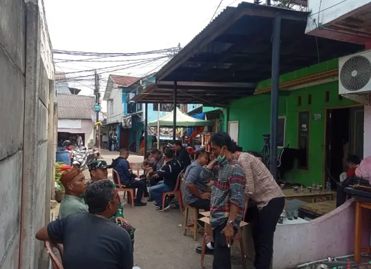 Sejumlah orang berkumpul di rumah keluarga Soleh Darmawan, pemuda asal Bekasi yang diduga menjadi korban TPPO. (Sumber: Poskota/Nurpini Aulia Rapika)