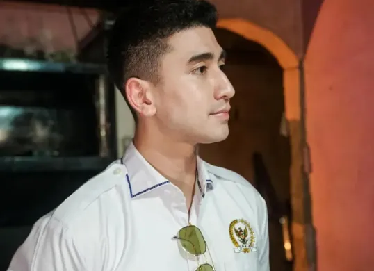 Anggota DPR RI Varrel Bramasta mengkritik kebijakan pendidikan siswa di Barak Militer ala Dedi Mulyadi, Bupati Purwakarta Om Zein tantang balik Varrel. (Sumber: Capture Instagram Varrel Bramasta)