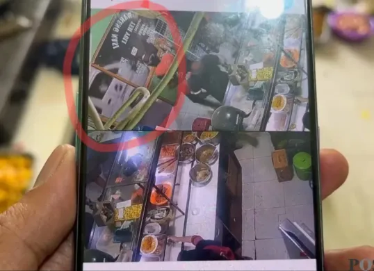 Rekaman cctv JakLingko tabrak beberapa pengendara roda dua di wilayah Cengkareng, Jakarta Barat. (Sumber: Poskota/Pandi Ramedhan)