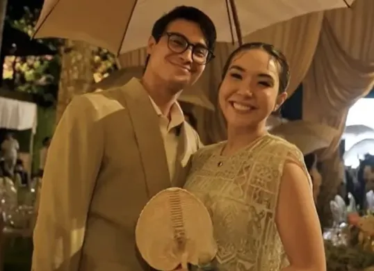 Gisella Anastasia dan Cinta Brian saat menghadiri pesta pernikahan Luna Maya dan Maxime Bouttier, menimbulkan spekulasi publik tentang hubungan mereka yang diduga lebih dari sekadar pertemanan. (Sumber: YouTube/Luna Maya)