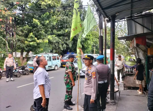 Polres Metro Jakarta Pusat menertibkan bendera organisasi masyarakat (ormas) dalam operasi Brantas Jaya 2025, Jumat, 9 Mei 2025. (Sumber: Dok. Polres Jakarta Pusat)