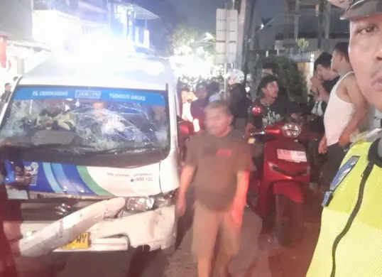 JakLingko tabrak sejumlah kendaraan di wilayah Cengkareng, Jakbar, Jumat, 9 Mei 2025 malam. (Sumber: Dok. Gakkum Polres Jakbar)