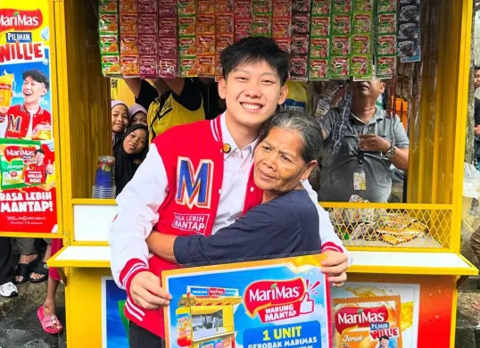 Willie Salim menemui nenek S secara langsung dan memberikan hadiah warung. (Sumber: Instagram/@willie27_)