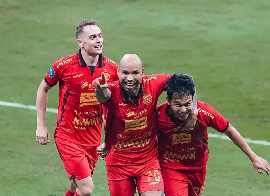Striker Persija, Gustavo Almeida merayakan gol yang diciptakannya ke gawang Bali United di laga pekan 32 Liga 1 musim 2024-25. (Sumber: Instagram @persija)