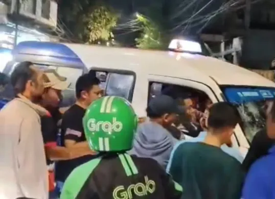 JakLingko tabrak sejumlah kendaraan di wilayah Cengkareng, Jakarta Barat, Jumat, 9 Mei 2025 malam. (Sumber: Dok. Warga)