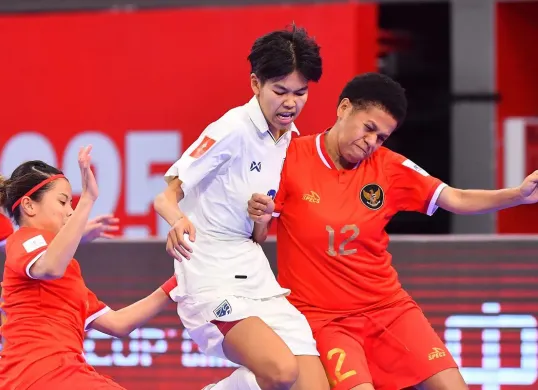 Timnas Futsal Putri Indonesia saat menghadapi Thailand di laga kedua Grup C Piala Asia Futsal Putri 2025. (Sumber: Instagram @timnasfutsal)