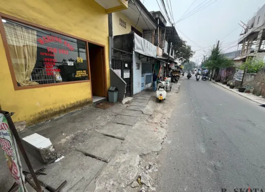 Suasana TKP JakLingko tabrak sejumlah kendaraan di wilayah Cengkareng, Jakbar, pada Sabtu, 10 Mei 2025. (Sumber: Poskota/Pandi Ramedhan)