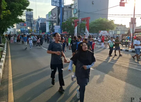 Warga Depok berolahraga di CFD menggunakan dua jalur di Margonda, Minggu Pagi, 11 Mei 2025. (Sumber: Poskota/Angga Pahlevi)