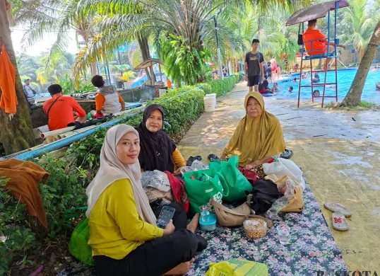 Jubaedah, 60 tahun, (kanan) bersama keluarga mengisi waktu kosong libur panjang dengan berwisata ke Putri Duyung Waterboom Bedahan, Sawangan, Kota Depok, Minggu pagi, 11 Mei 2025. (Sumber: Poskota/Angga Pahlevi)