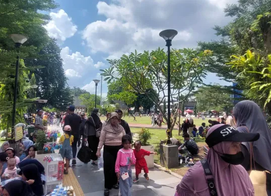 Alun-alun Kota Bogor Dipadati Ribuan Pengunjung pada Libur Panjang Waisak 2025. (Sumber: Poskota/Sekar Putri Andini)