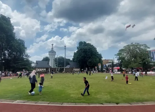 Alun-alun Kota Bogor Dipadati Ribuan Pengunjung pada Libur Panjang Waisak 2025. (Sumber: Poskota/Sekar Putri Andini)