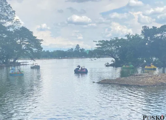 Suasana tempat wisata Danau Cipondoh, Kota Tangerang pada akhir pekan, Minggu, 11 Mei 2025. (Sumber: Poskota/Primayanti Juli Kumala)