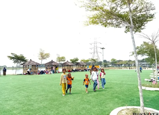 Suasana Danau Ketapang Desa Hurip Jaya, Kecamatan Babelan, Kabupaten Bekasi terlihat ramai pengunjung meski belum resmi dibuka, Minggu, 11 Mei 2025. (Sumber: Poskota/Nurpini Aulia Rapika)
